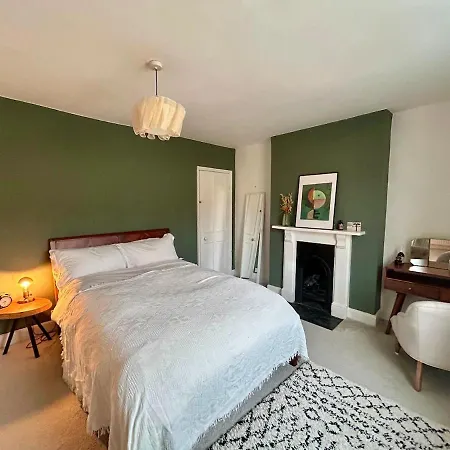 Redland House - 3 Bedroom - Sleeps 8 - *