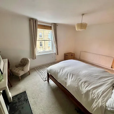 Redland House - 3 Bedroom - Sleeps 8 -