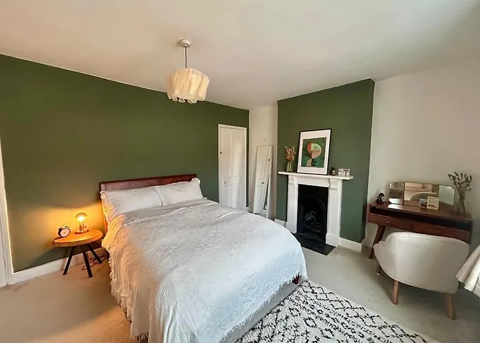 Redland House - 3 Bedroom - Sleeps 8 - *