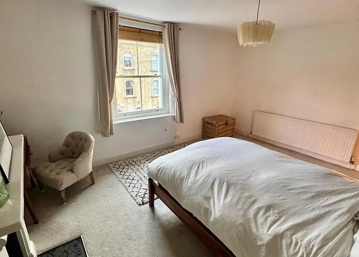 Redland House - 3 Bedroom - Sleeps 8 -