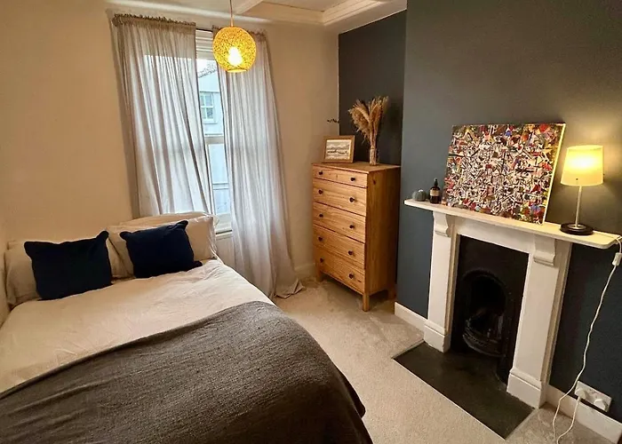 Redland House - 3 Bedroom - Sleeps 8 - Holiday home *